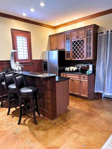 🛏️ King Bedroom (Sleeps 2)
Features a refrigerator, wet bar, and TV for added comfort and convenience
🚿 Full bathroom just steps away