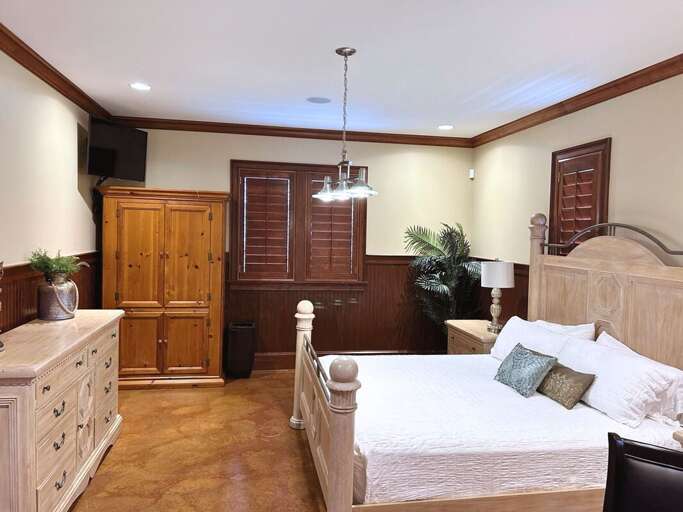 🛏️ King Bedroom (Sleeps 2)
Features a refrigerator, wet bar, and TV for added comfort and convenience
🚿 Full bathroom just steps away