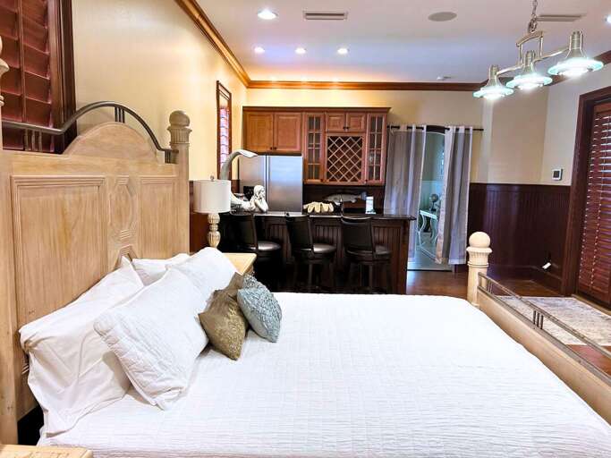 🛏️ King Bedroom (Sleeps 2)
Features a refrigerator, wet bar, and TV for added comfort and convenience
🚿 Full bathroom just steps away