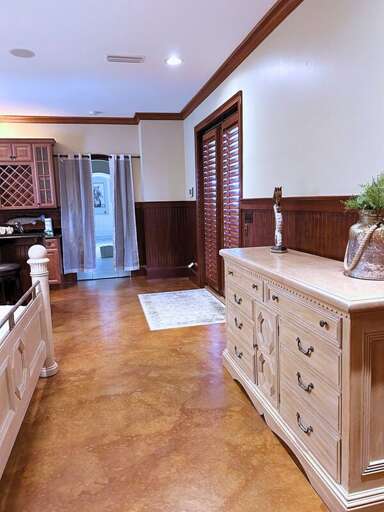 🛏️ King Bedroom (Sleeps 2)
Features a refrigerator, wet bar, and TV for added comfort and convenience
🚿 Full bathroom just steps away 🛏️ King Bedroom (Sleeps 2)
Features a refrigerator, wet bar, and TV for added comfort and convenience
🚿 Full bathroom just steps away