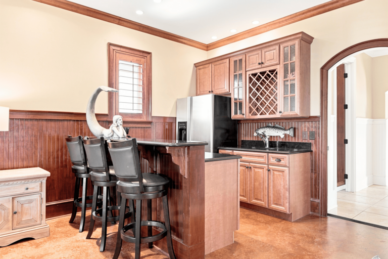 🛏️ King Bedroom (Sleeps 2)
Features a refrigerator, wet bar, and TV for added comfort and convenience
🚿 Full bathroom just steps away