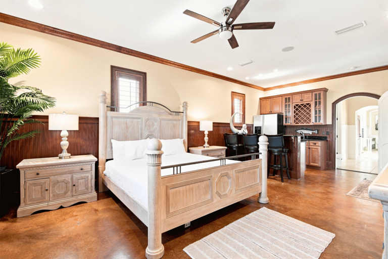 🛏️ King Bedroom (Sleeps 2)
Features a refrigerator, wet bar, and TV for added comfort and convenience
🚿 Full bathroom just steps away