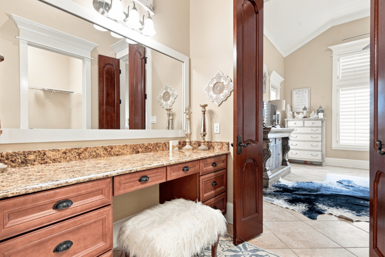 – Private en-suite bathroom.