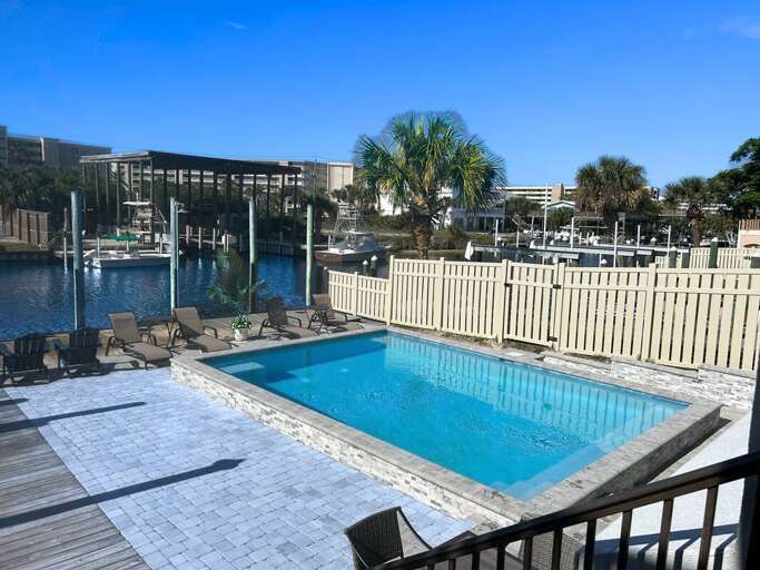 Private Pool Overlooking canal can be Heated