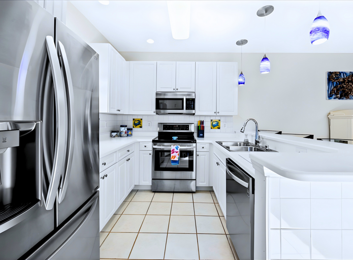 🍽️ Fully stocked kitchen with stainless steel appliances
