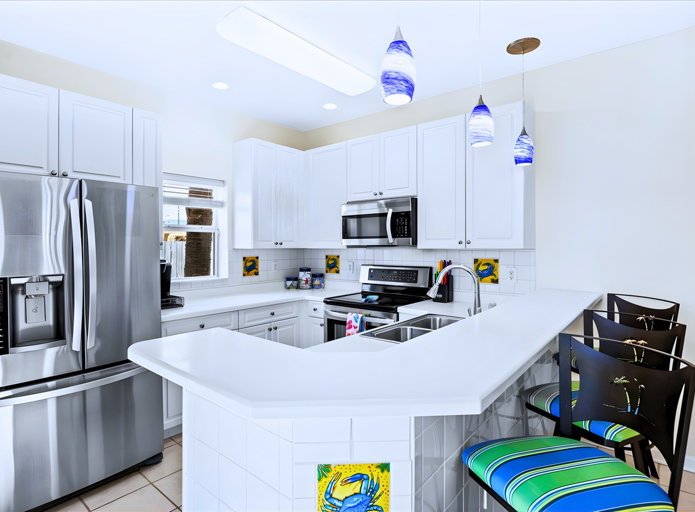 🍽️ Fully stocked kitchen with stainless steel appliances