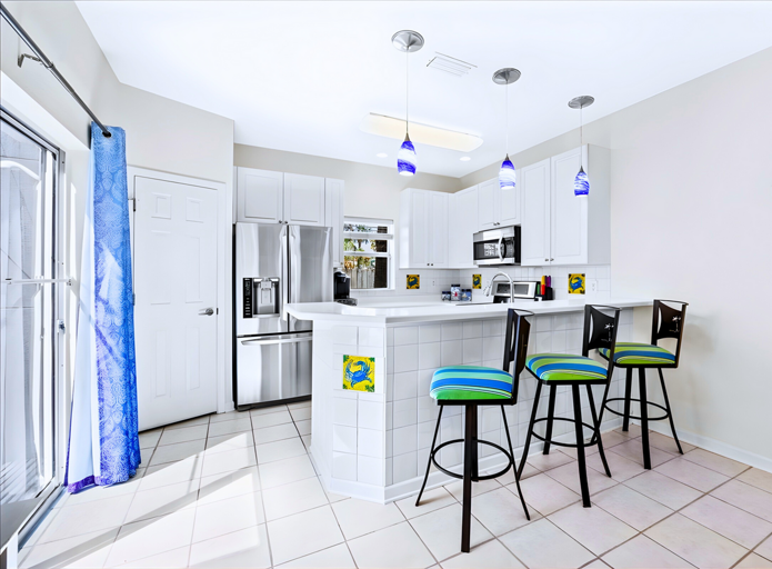 🍽️ Fully stocked kitchen with stainless steel appliances