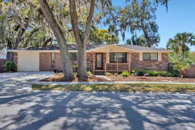 Shady Oaks - Breezy retreat w patio & beach access