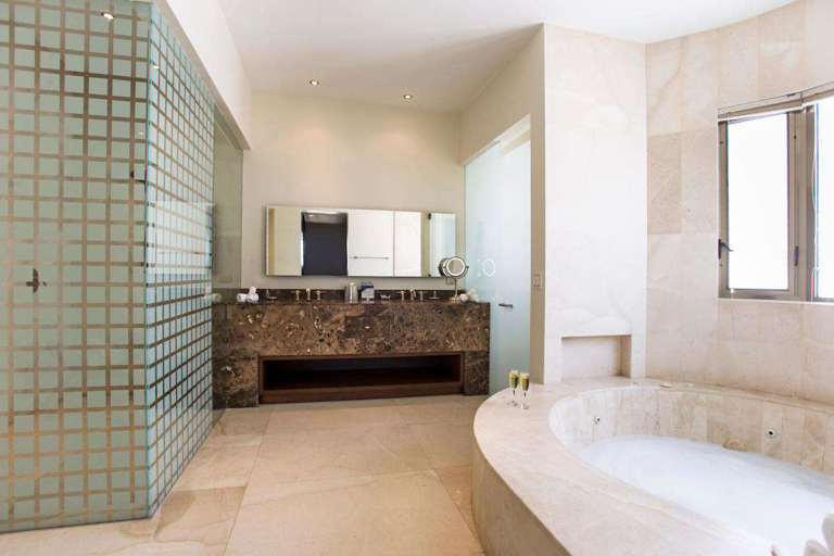 Villa Serena Cabo master bath