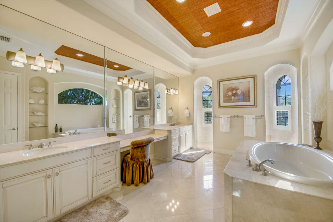 Tranquility Luxurious 4 Bedroom House for 12 Guests in St Armands Key, FL