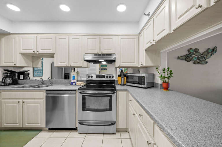 10-web-or-mls-13720 Gulf Blvd # 605-10.jpg