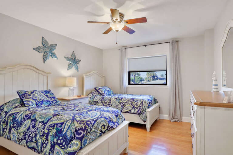 Guest Bedroom with 2 Twin Beds Guest Bedroom with 2 Twin Beds