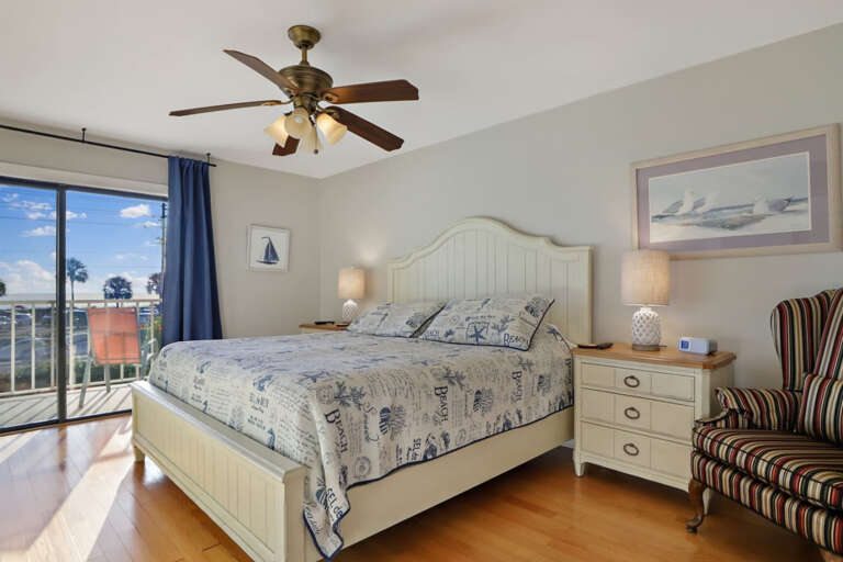 Master Bedroom with King Sized Bed Master Bedroom with King Sized Bed