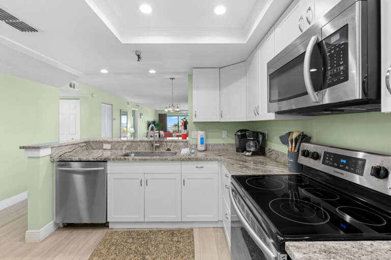 20-web-or-mls-14401 Gulf Blvd Apt #306-24.jpg