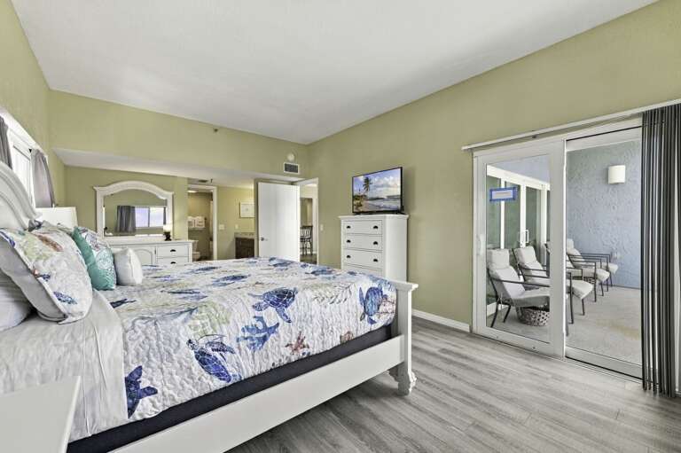 16-web-or-mls-18320 Gulf Blvd, Unit 207-12.jpg
