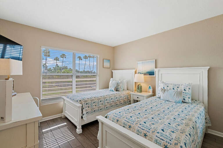 Guest Bedroom with 2 Twin Beds Guest Bedroom with 2 Twin Beds