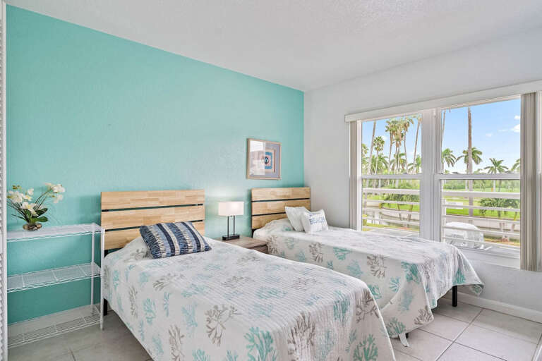 Guest Bedroom with 2 Twin Beds