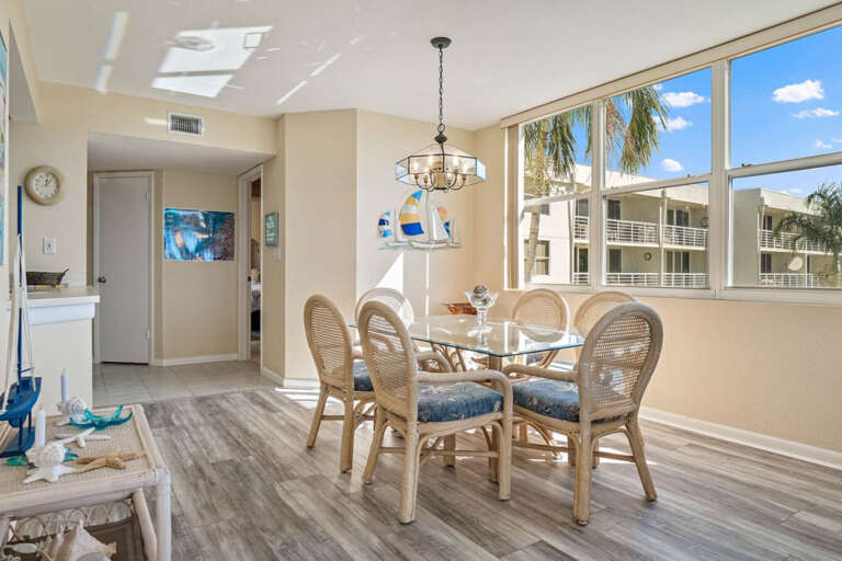 Dining Area with Seating for 6