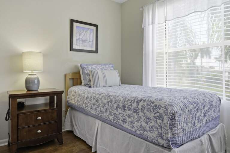 Guest Bedroom (4).jpg