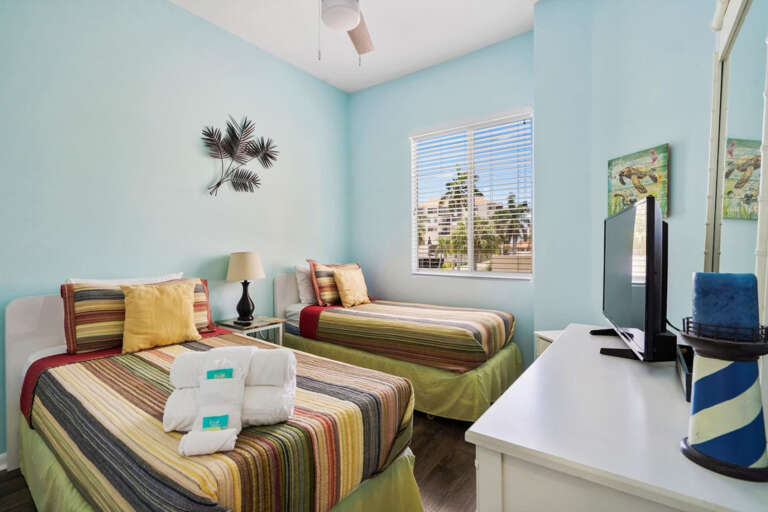 Guest Bedroom with 2 Twin Beds