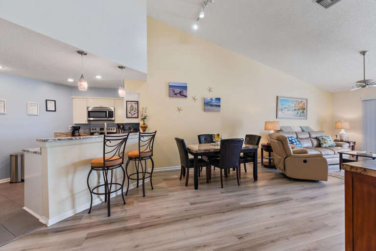 Breakfast Bar and Dining Area