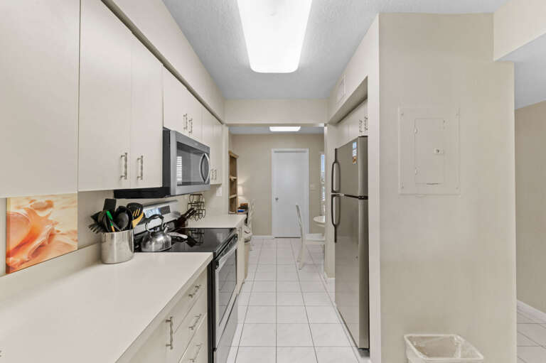 10-web-or-mls-6061 Bahia Del Mar Cir Apt 143-21.jpg