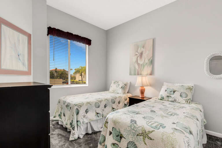 Guest bedroom with two Twin beds