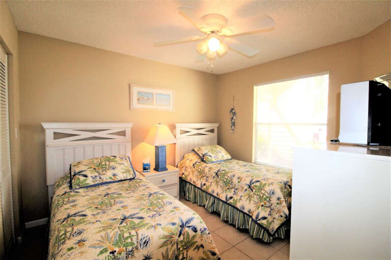 Guest Bedroom with 2 Twin Beds