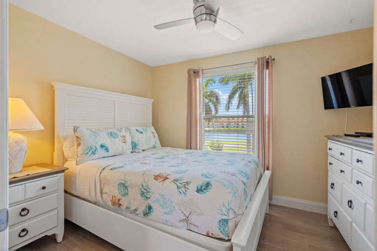 Second Bedroom with Queen size Bed