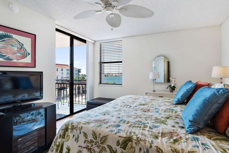 Master Bedroom with King Sized Bed Master Bedroom with King Sized Bed