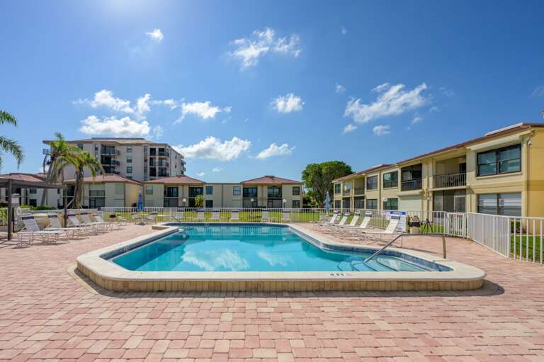 40-web-or-mls-6177 Sun Blvd #103-10.jpg