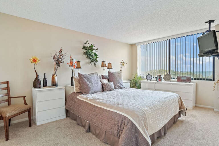 Master Bedroom with King Sized Bed Master Bedroom with King Sized Bed