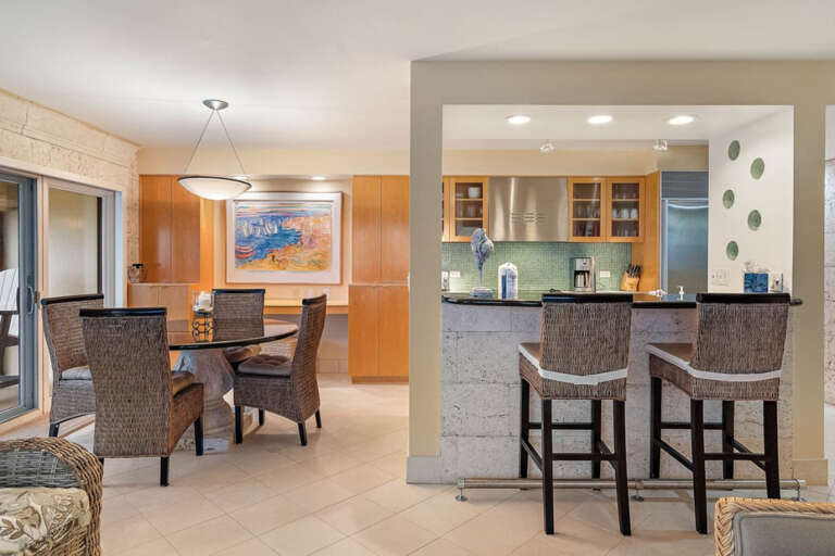 Dining area and Breakfast Bar