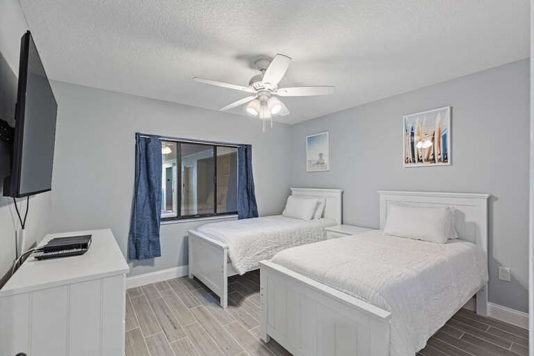 Guest Bedroom with 2 twin beds Guest Bedroom with 2 twin beds
