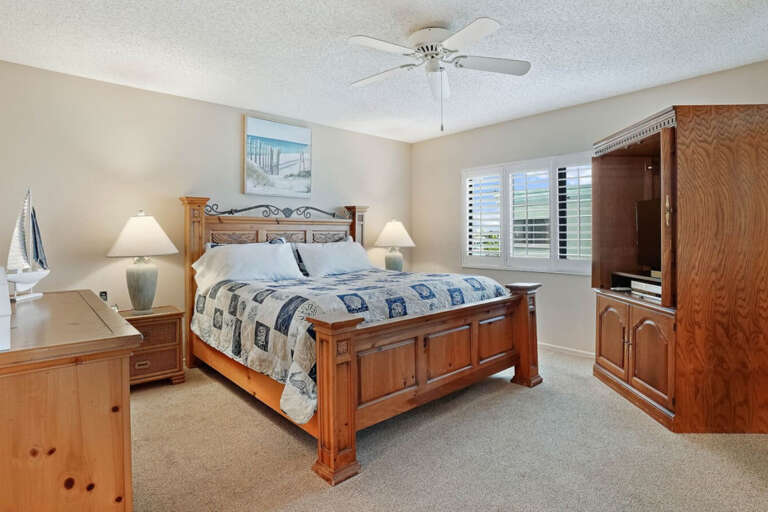Master Bedroom with King Sized Bed Master Bedroom with King Sized Bed