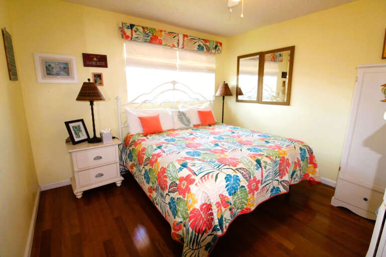 Master Bedroom with King Sized Bed Master Bedroom with King Sized Bed