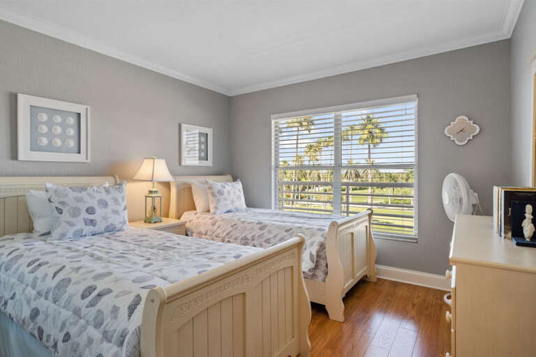 Guest Bedroom with 2 Twin Beds Guest Bedroom with 2 Twin Beds