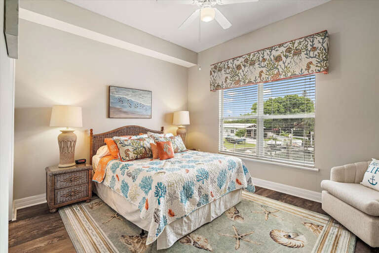 Master Bedroom with Queen Sized Bed Master Bedroom with Queen Sized Bed