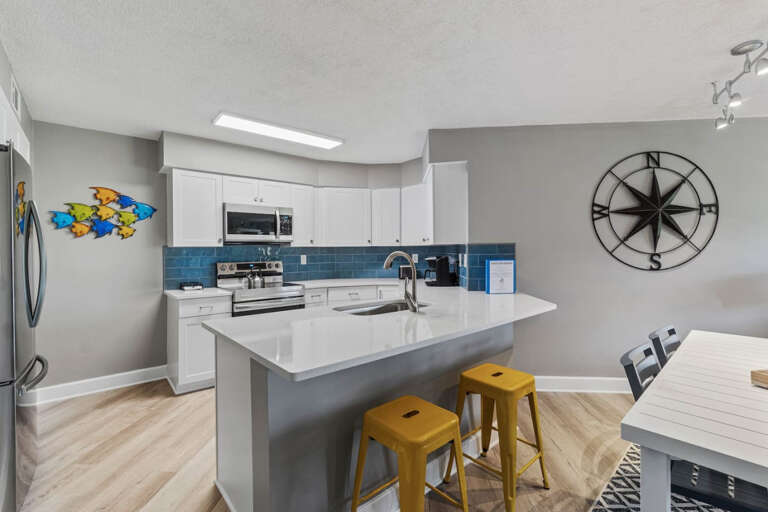 Breakfast Bar and Kitchen