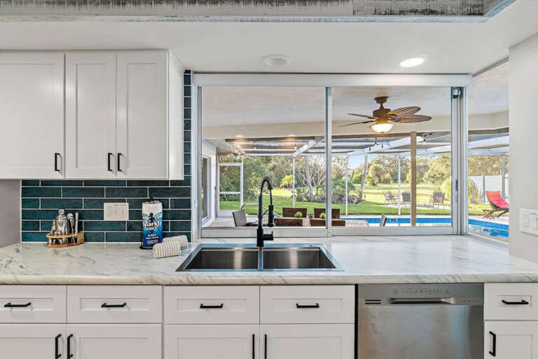 Open the oversized sliding window to the outdoor bar and pool. Open the oversized sliding window to the outdoor bar and pool.
