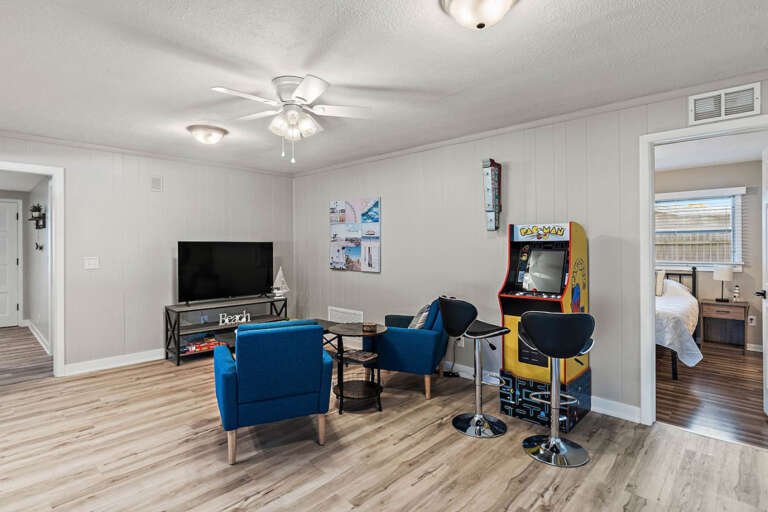 Have fun playing Pacman or watching your favorite movies. Have fun playing Pacman or watching your favorite movies.