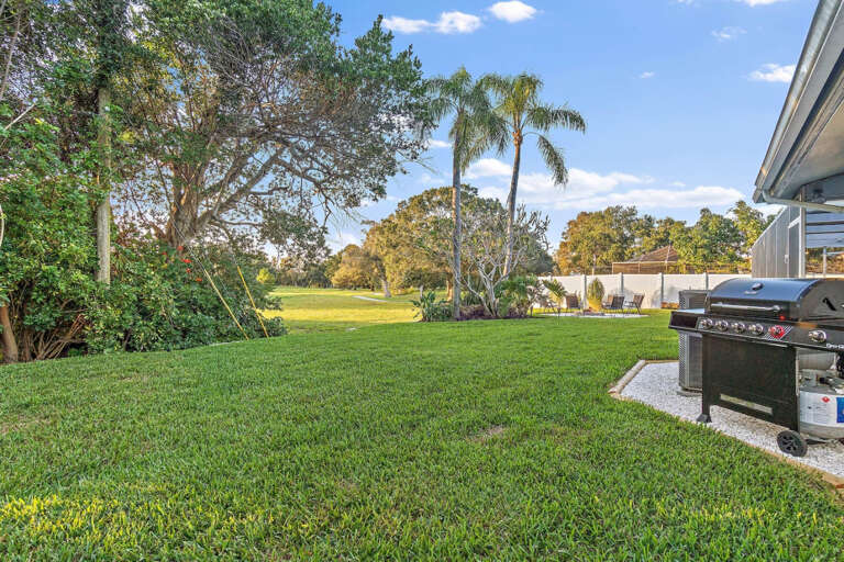 Tons of outdoor space and a park with trails is just steps away. Tons of outdoor space and a park with trails is just steps away.