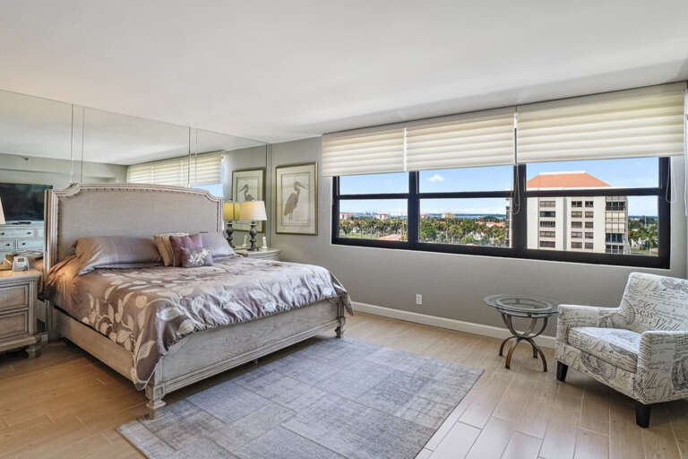 Master Bedroom with King Sized Bed Master Bedroom with King Sized Bed