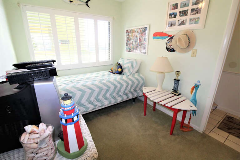 Guest Room 2  and Den - Twin Bed