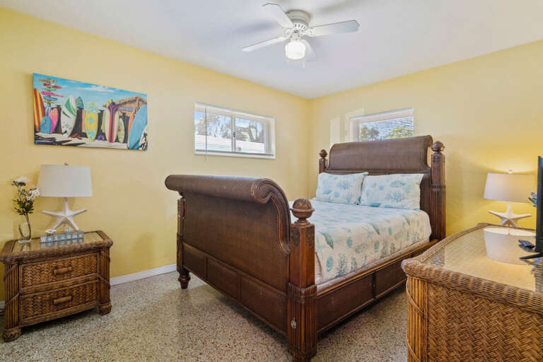 Master Bedroom with Queen Size Bed Master Bedroom with Queen Size Bed