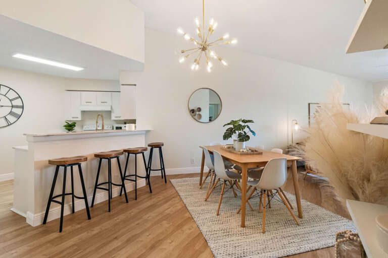 Breakfast Bar and Dining Area Breakfast Bar and Dining Area
