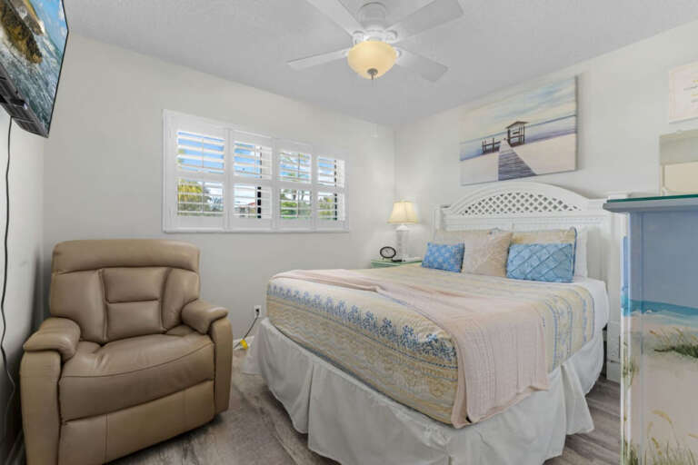 Second Bedroom w/ Queen Bed Second Bedroom w/ Queen Bed