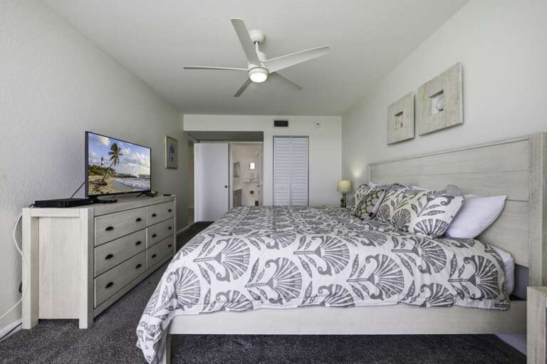18-web-or-mls-6085 Bahia Del Mar Cir #469-14.jpg