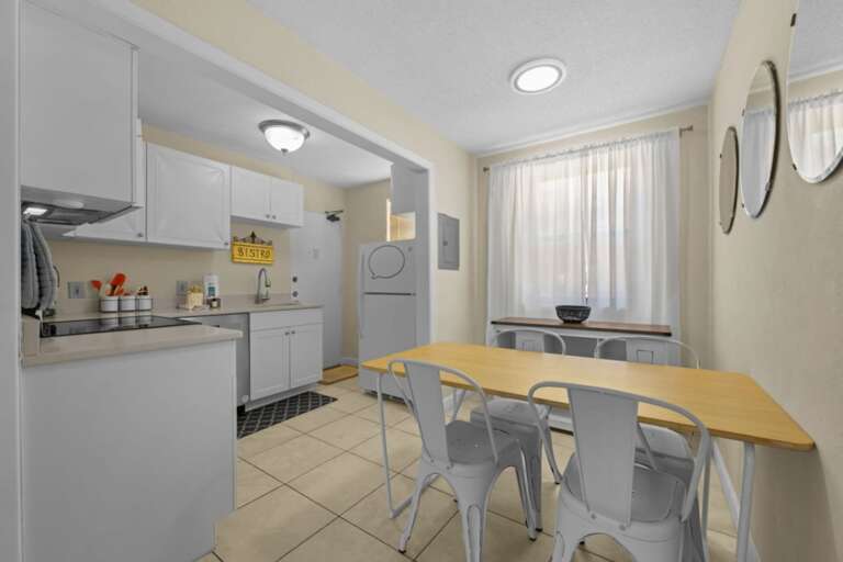 Dining Area with Seating for 4