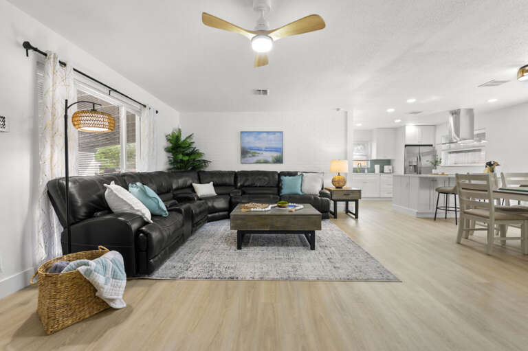 3-web-or-mls-8256 Lark St-16.jpg